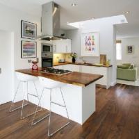 cozinha-com-piso-de-madeira-600x443